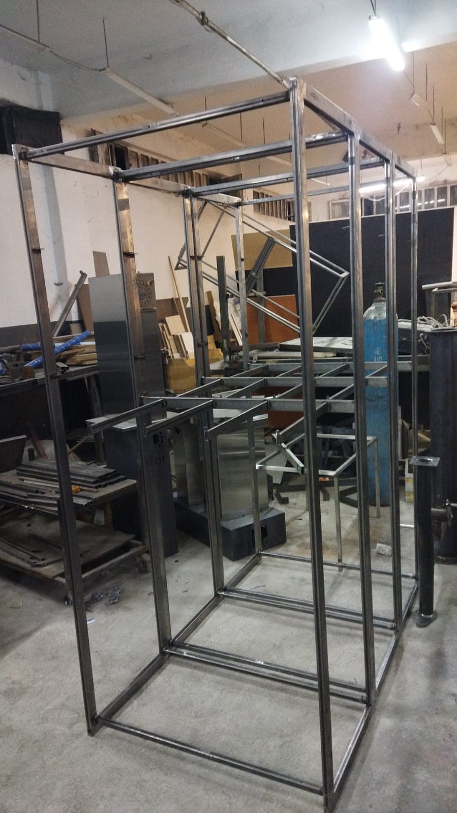 Atölyede metal konstrüksiyon üretimi